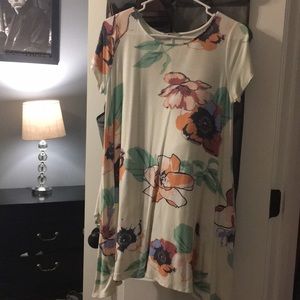Super adorable floral blouse